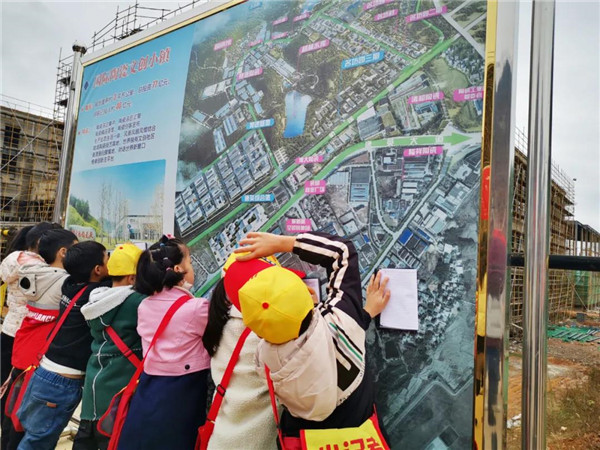 “千人市民觀察團”走進城投集團龍山湖公園、陶瓷產(chǎn)業(yè)加速基地等項目