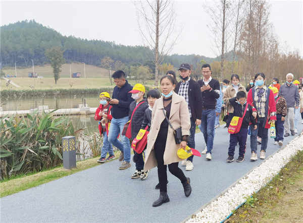 “千人市民觀察團”走進城投集團龍山湖公園、陶瓷產(chǎn)業(yè)加速基地等項目