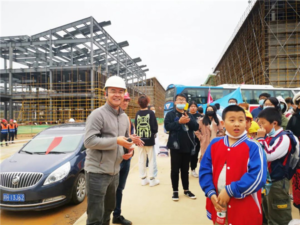 “千人市民觀察團”走進城投集團龍山湖公園、陶瓷產(chǎn)業(yè)加速基地等項目