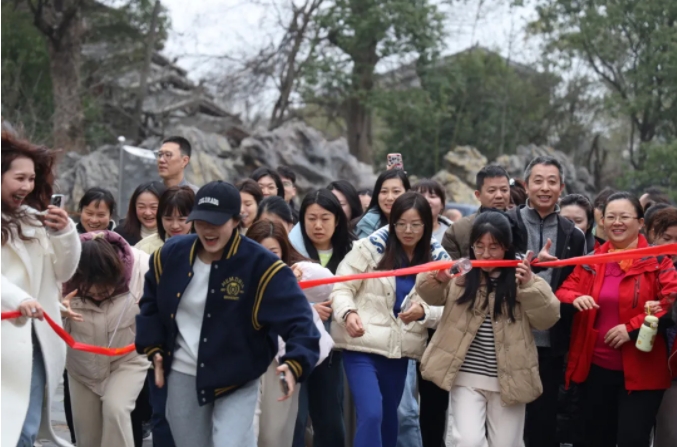 市城投集團開展“團結(jié)一心 拼搏進取 奮戰(zhàn)2025”迎新年登山、健步走活動